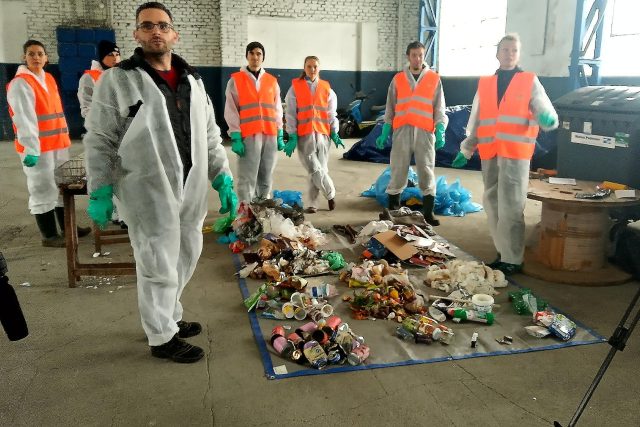 Vytříděný obsah jednoho kontejneru na komunální odpad z Teplic | foto: Jana Vitásková,  Český rozhlas