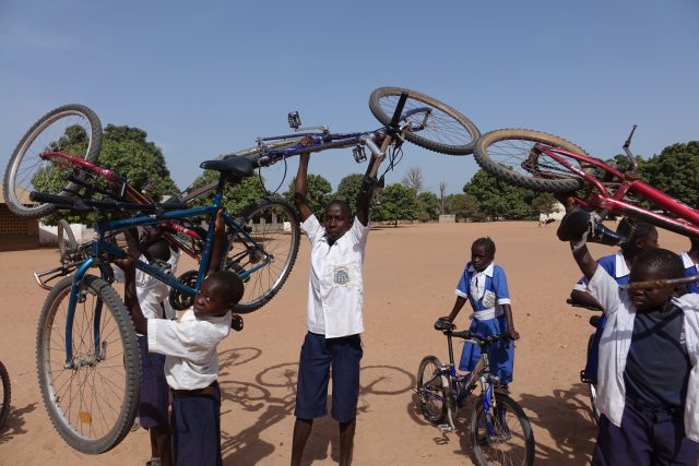 Kola pro Afriku aneb Projekt Romana Posoldy v Gambii,  kterým se kola z Česka dostávají do rukou potřebných | foto:  Roman Posolda/Petra Mičková