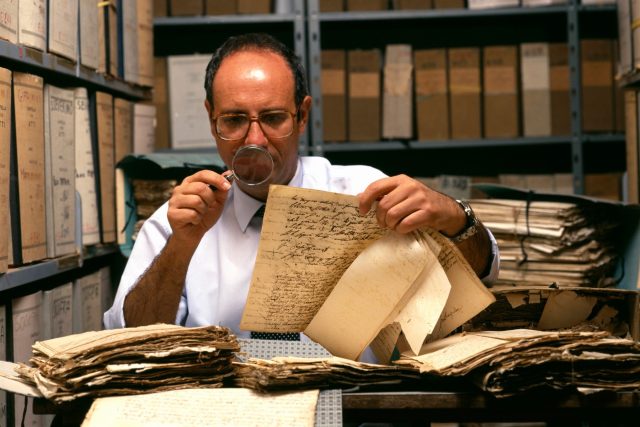 Při pátrání po předcích pomáhají dnes nejen tradiční písemné prameny,  ale i genetický rozbor | foto: Profimedia
