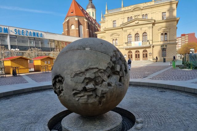 Koule v kašně jako Slunce | foto: Martin Knitl,  Český rozhlas