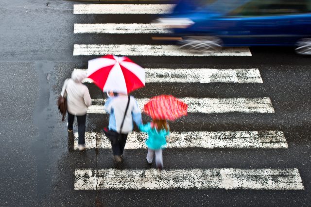 Přechod pro chodce,  auto,  provoz,  doprava,  nebezpečí,  silnice v obci,  deštníky. Ilustrační foto | foto: Fotobanka Profimedia