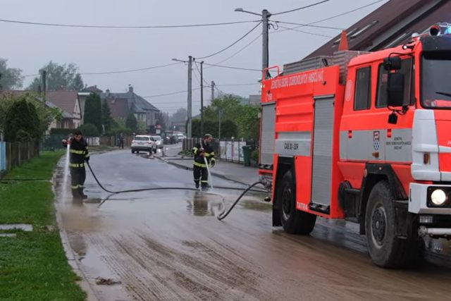 Hasiči na Opavsku likvidují následky středeční lokální povodně | foto: HZS Moravskoslezského kraje