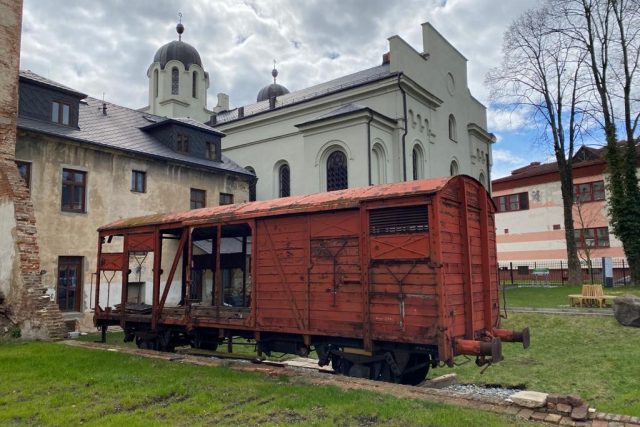 Vyřazený vagón v zahradě krnovské synagogy | foto: Klára Kohutová,  Český rozhlas