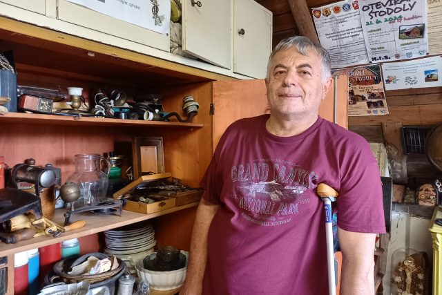 Vladimír Kuchař mezi svými poklady | foto: Petra Štrymplová,  Český rozhlas
