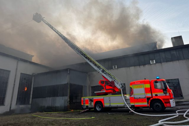 Hasiči u požáru střechy průmyslové haly ve Frýdlantu nad Ostravicí | foto: HZS Moravskoslezského kraje