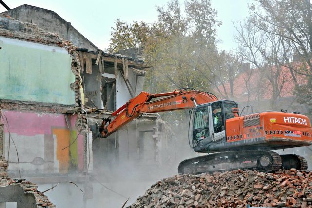 Demolice domu v Drátovenské ulici v Bohumíně | foto: Pavel Čempěl,  Město Bohumín