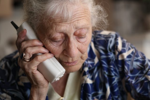 Seniorka s telefonem  (ilustrační foto) | foto: Fotobanka Profimedia