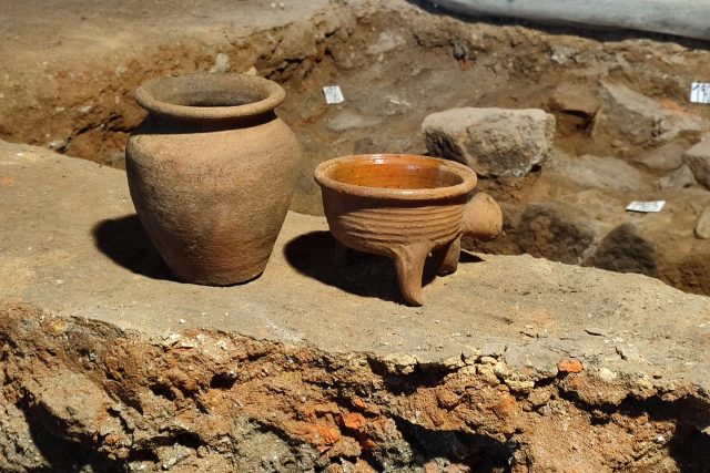 Dvě z dochovaných nádob,  nalezených v ústí středověké pece | foto: Pavel Stabrava,  Muzeum Novojičínska