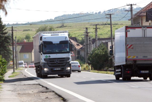Po silnicích v Šenově,  Václavovicích nebo Kaňovicích nově nesmí projíždět nákladní auta nad 12 tun  (ilustr. foto) | foto: Fotobanka Profimedia