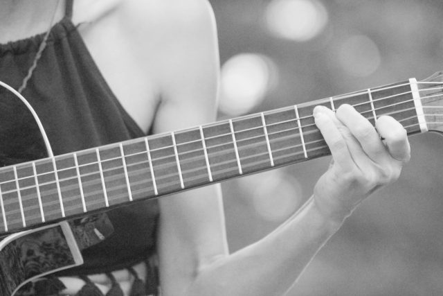 žena,  kytara | foto: Lucila Morales,  Unsplash,  CC0 1.0
