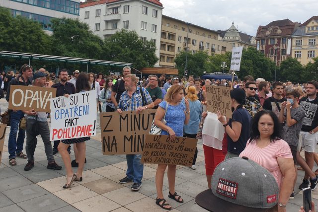 Kvůli náhlosti nařízení hygieniků v Ostravě demostrovaly asi dva tisíce lidí | foto: Martin Knitl,  Český rozhlas