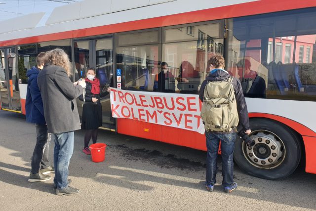Parta cestovatelů při přebírání trolejbusu v Opavě | foto: Martin Knitl,  Český rozhlas,  Český rozhlas