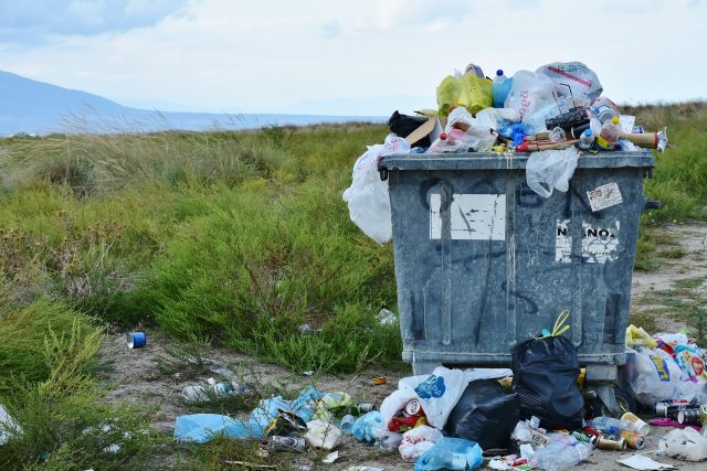 To,  že skoro polovina komunálního odpadu leží na skládkách,  je alarmující | foto: Pixabay,  CC0 1.0