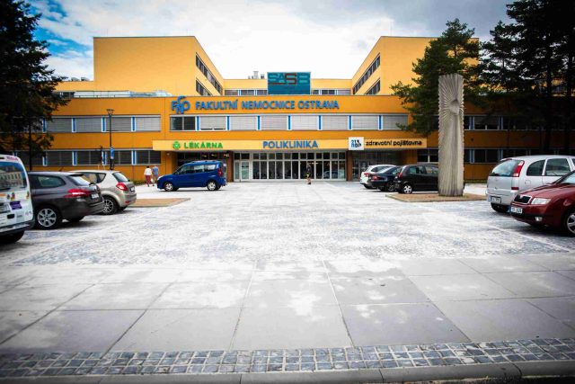 Prostor před budovou polikliniky má novou podobu | foto: Fakultní nemocnice Ostrava