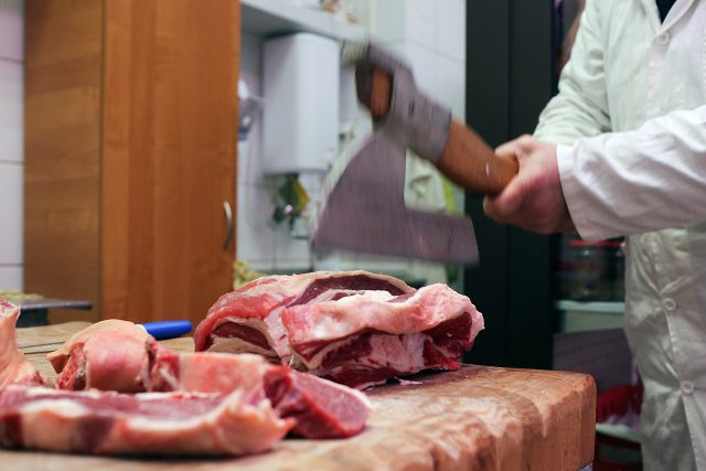 Ceny hovězího masa na polském trhu padají,  evropská média informují o dovozu zdravotně závadného masa z polských jatek,  tamní hlavní veterinář musí věc vysvětlovat v Bruselu | foto: Matej Leskovsek,  Reuters