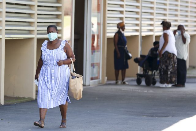 Lidé začínají nosit roušky v Jižní Africe poté,  co se v zemi objevil první pozitivní případ nákazy nového typu koronaviru | foto: Sibonelo Ngcobo,  Reuters