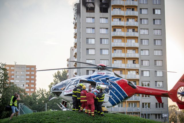 Zraněné a popálené lidi z panelového domu transportovali záchranáři vrtulníkem do nemocnice | foto: Lukas Kabon,  Reuters