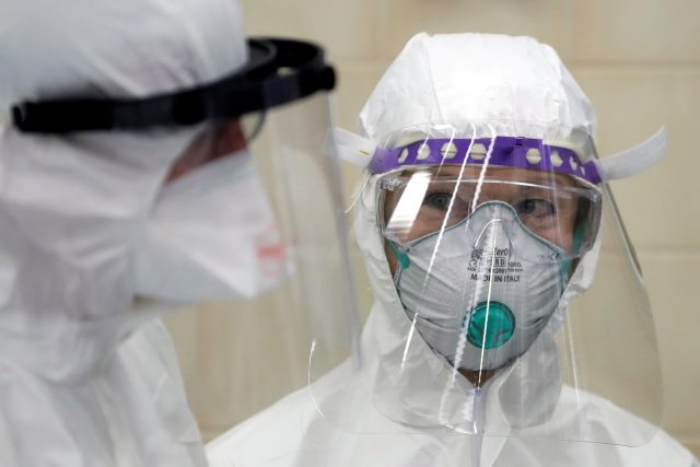 Zdravotníci v ochranných oblecích v nemocnici | foto: David W. Černý,  Reuters