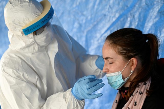 Testování na koronavirus | foto: Radovan Stoklasa,  Reuters