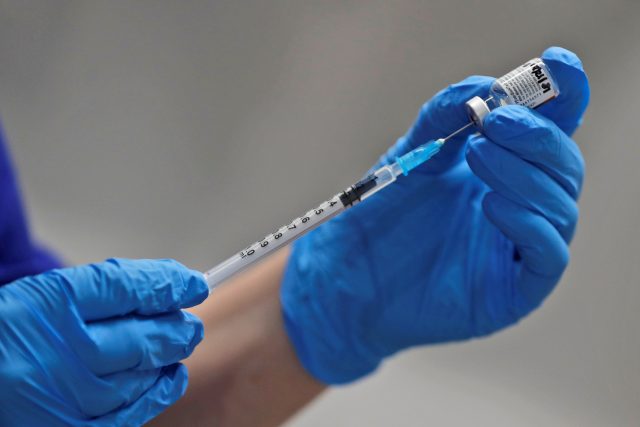 Očkování proti covidu vakcínou firem Pfizer a BioNTech | foto: Frank Augstein,  Reuters