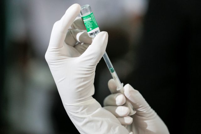 Vakcína od společnosti AstraZeneca | foto: Dinuka Liyanawatte,  Reuters