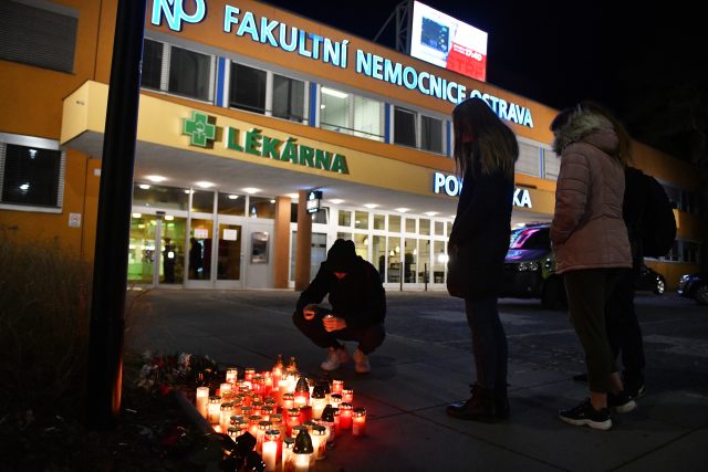 Lidé zapalují svíčky před Fakultní nemocnicí v Ostravě | foto: Michaela Danelová,  iROZHLAS.cz