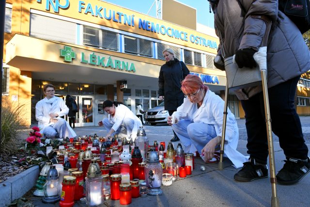 Svíčky před Fakultní nemocnicí v Ostravě,  kde došlo loni v prosinci ke střelbě | foto: Michaela Danelová,  iROZHLAS.cz