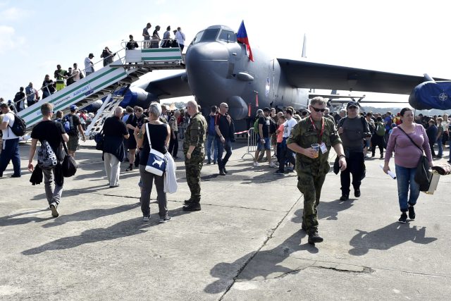 Návštěvníci Dnů NATO si prohlíží strategický americký bombardér B-52. | foto: Jaroslav Ožana,  ČTK