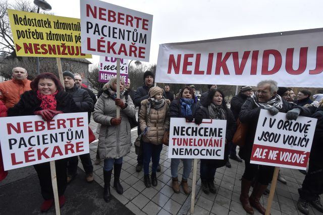 Přibližně 150 lidí ve čtvrtek před budovou krajského úřadu v Ostravě demonstrovalo za záchranu nemocnice v Orlové na Karvinsku | foto: Jaroslav Ožana,  ČTK