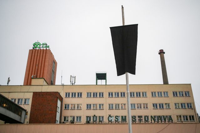 Černá vlajka nad budovou dolu ČSM Stonava | foto: Vladimír Pryček,  ČTK
