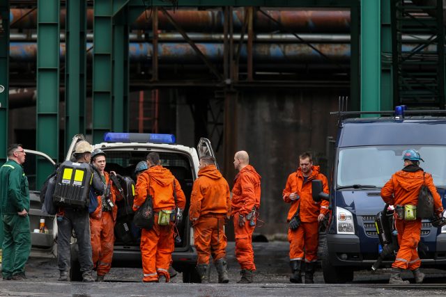 Bánští záchranáři zatím vyprostili celkem čtyři těla | foto: Vladimír Pryček,  ČTK