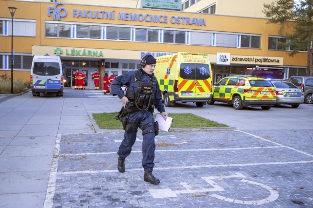 Policisté v úterý zasahovali po střelbě ve Fakultní nemocnici Ostrava | foto: Vladimir Pryček,  ČTK