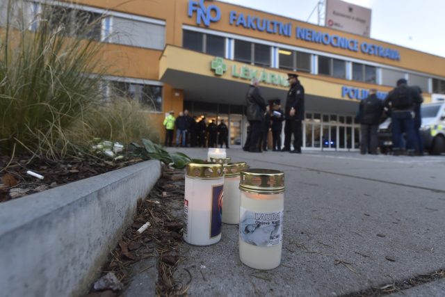 Před nemocnicí v Ostravě,  kde útočník v úterý ráno zabil šest lidí,  se začínají objevovat svíčky | foto: Ožana Jaroslav,  ČTK