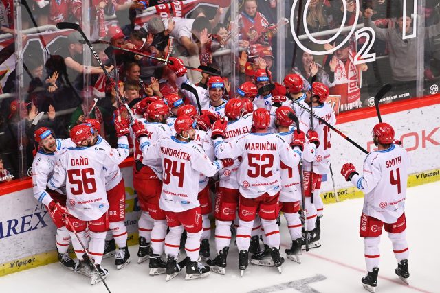 Hokejisté Třince se radují po vítězství nad Spartou v prodloužení | foto: Jaroslav Ožana
