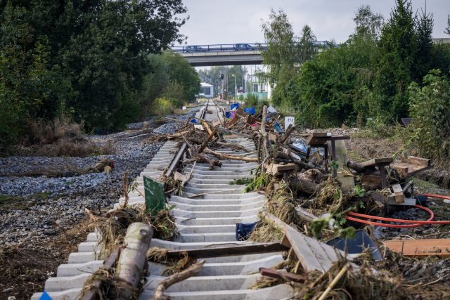 Podemletá železniční trať od rozvodněné řeky Opavy mezi stanicemi Opava - zastávka a Malé Hoštice  (17. 9. 2024) | foto: Vít Šimánek,  ČTK