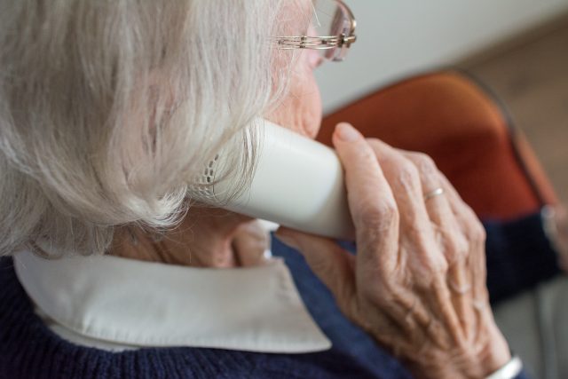 Senior telefonuje,  pevná linka,  telefon  (ilustrační foto) | foto: Pixabay,  CC0 1.0