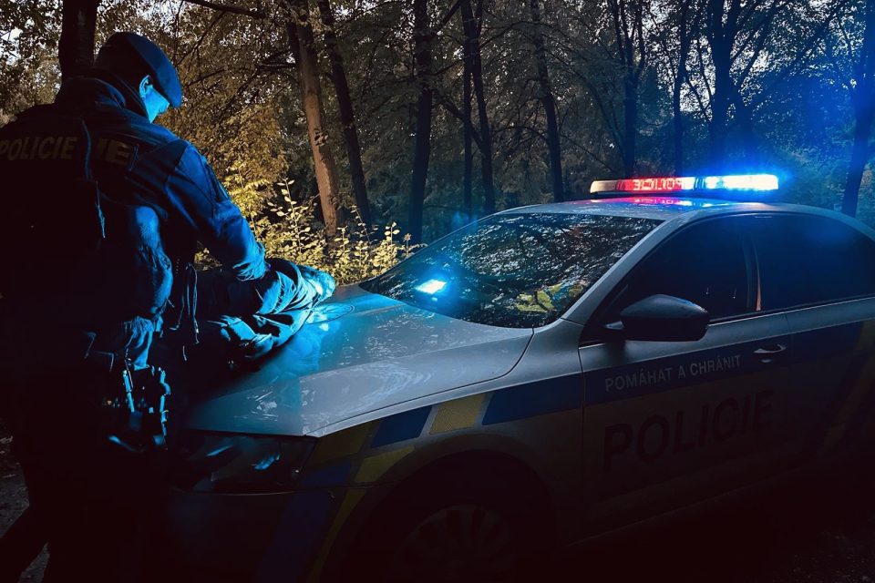 Policie na Slovenských hranicích zadržela převaděče,  který převážel 15 migrantů. | foto: Policie ČR,  Policie ČR  (twitter.com)