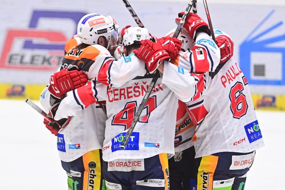 Hokejisté Pardubic vyhráli druhý finálový duel play-off extraligy proti Třinci | foto: Josef Vostárek,  ČTK