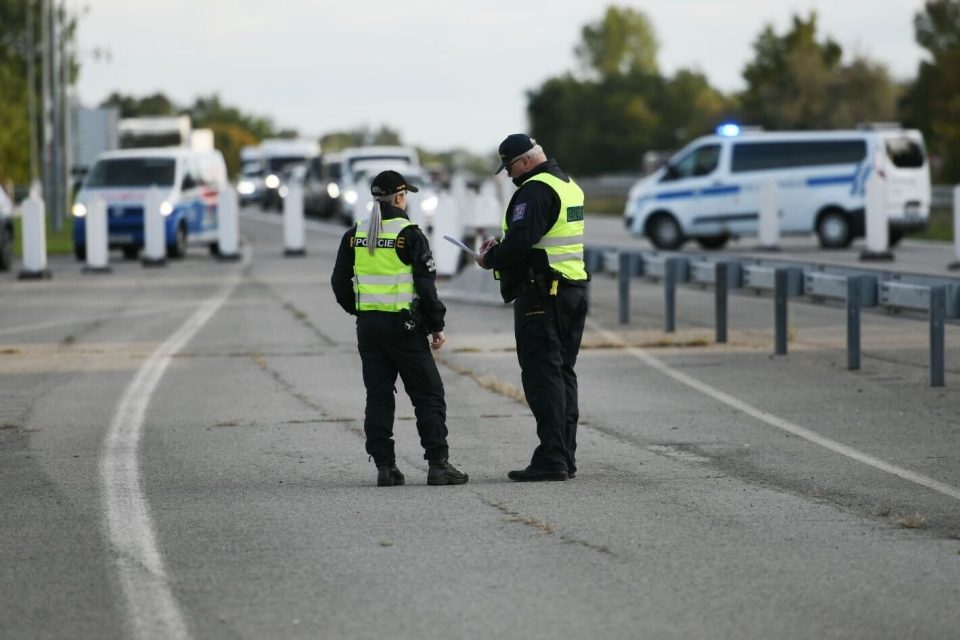 Policie bude kontrolovat 27 bývalých hraničních přechodů se Slovenskem i zelenou státní hranici minimálně deset dnů | foto: René Volfík,  iROZHLAS.cz