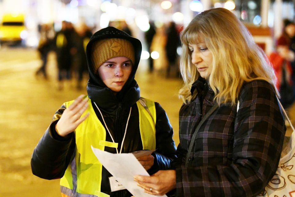 V dolní části náměstí ukrajinské dobrovolnice poskytují informace uprchlíkům | foto: René Volfík,  iROZHLAS.cz
