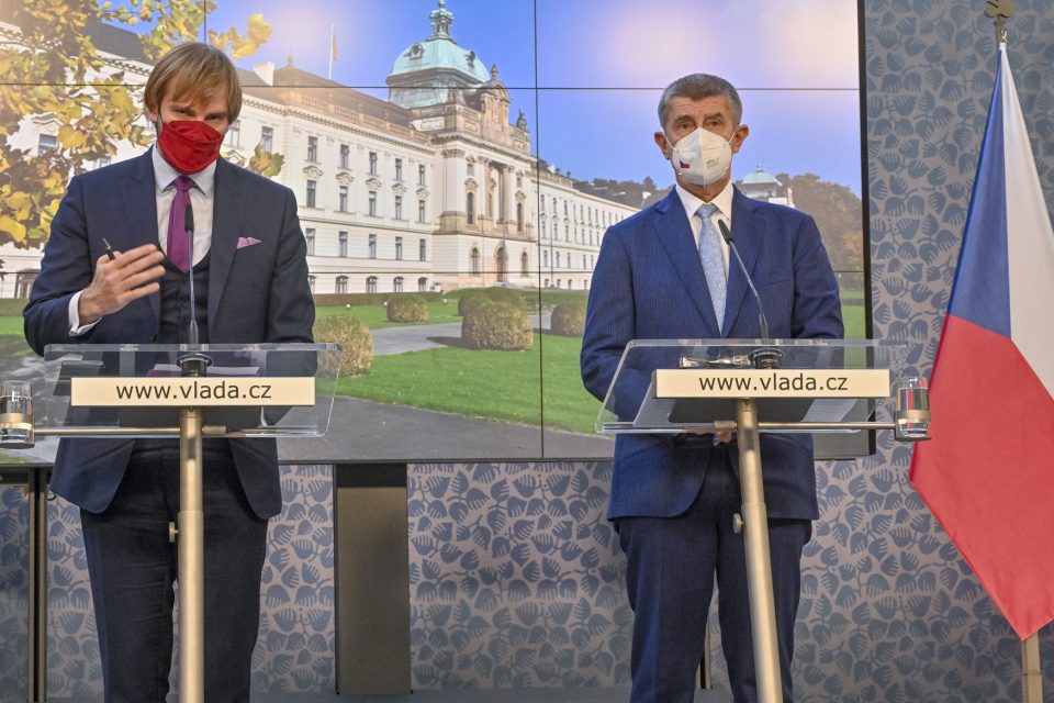 Ministr zdravotnictví Adam Vojtěch a premiér Andrej Babiš | foto: Vít Šimánek,  ČTK