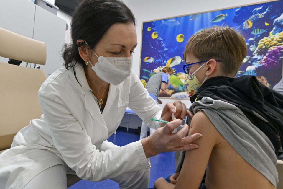 Očkování dětí v pražské Fakultní Thomayerově nemocnici | foto: Vít Šimánek,  ČTK