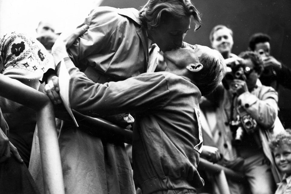 Polibek manželů Zátopkových na letní olympiádě v Helsinkách v roce 1952 poté,  co Emil Zátopek získal zlato za maraton | foto: Profimedia