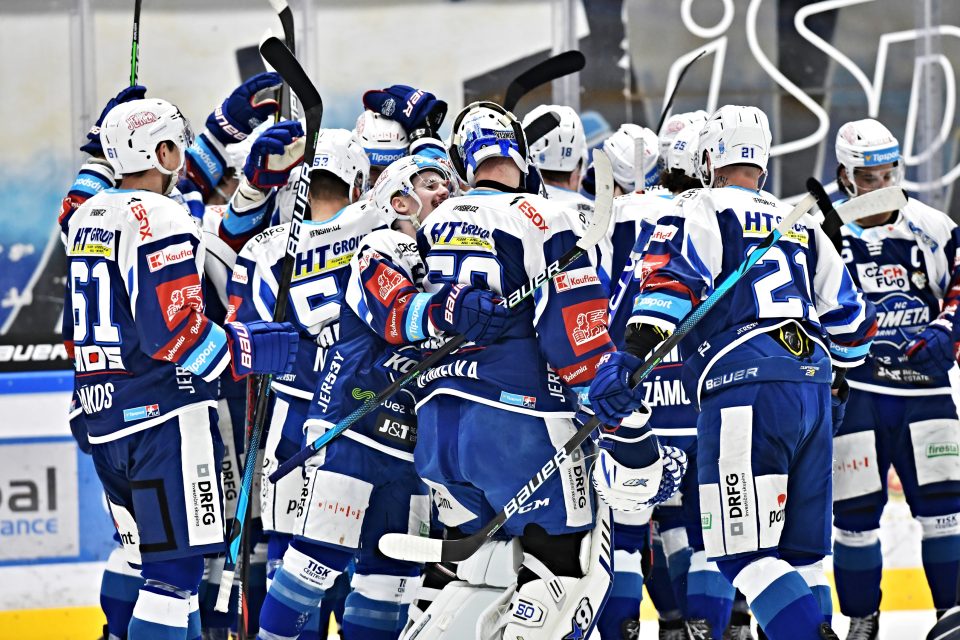 Hokejisté Komety Brno slaví | foto: Profimedia
