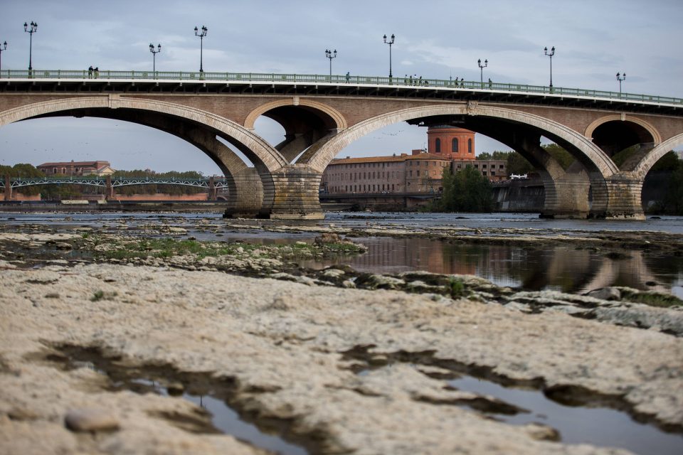 Pohled na vysychající řeku Garonne ve francouzském Toulouse | foto: Profimedia