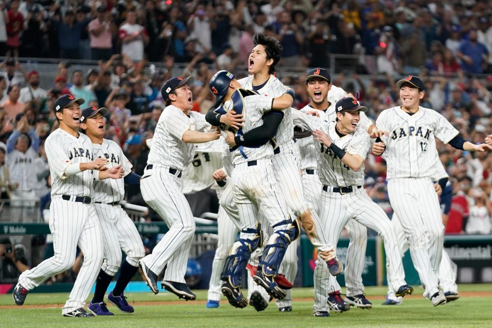 Japonští baseballisté slaví vítězství ve World Baseball Classic | foto: Wilfredo Lee,  ČTK
