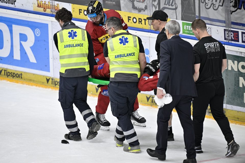 Zraněný Michal Moravčík ze Sparty opouští na nosítkách ledovou plochu. | foto: Vít Šimánek,  ČTK,  Profimedia