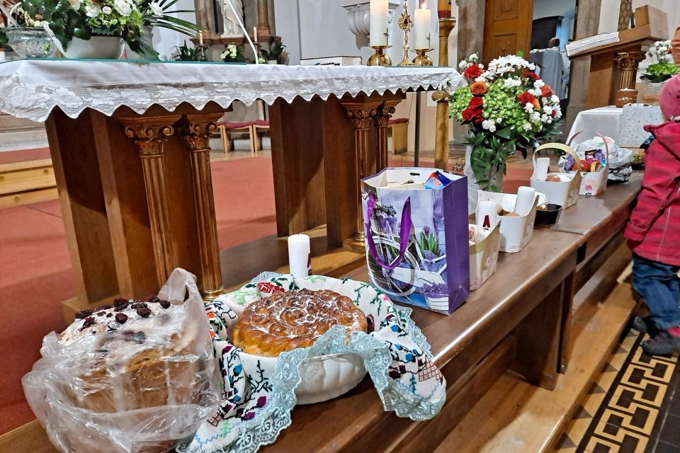Velikonoční paschy před oltářem v katolickém kostele | foto: Andrea Brtníková,  Český rozhlas