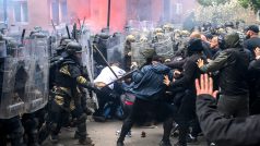 Srbové se 29. května při protestech ve Zvečanu střetli s jednotkami KFOR