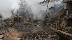 Záchranáři pracují v místě obytné plochy, kam dopadla ruská raketa